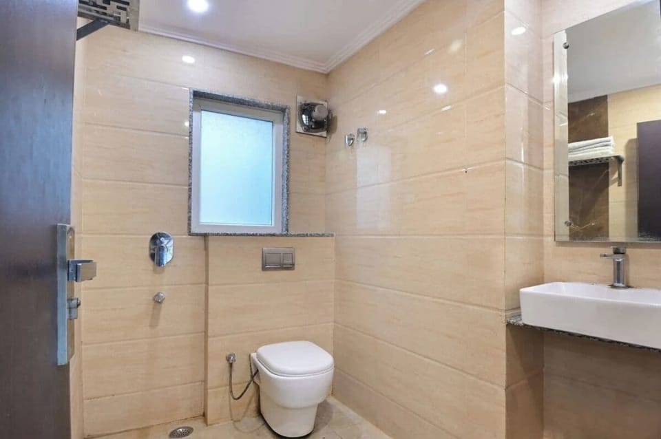 Deluxe Room | Bathroom | Shower, towels