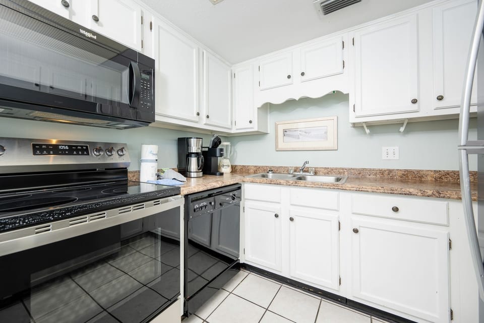 Condo, 1 Bedroom | Private kitchen | Fridge, oven, coffee/tea maker