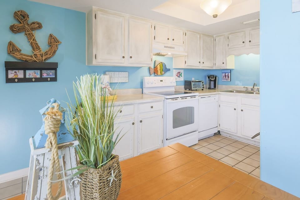Condo, 1 Bedroom | Private kitchen | Coffee/tea maker, fridge, oven