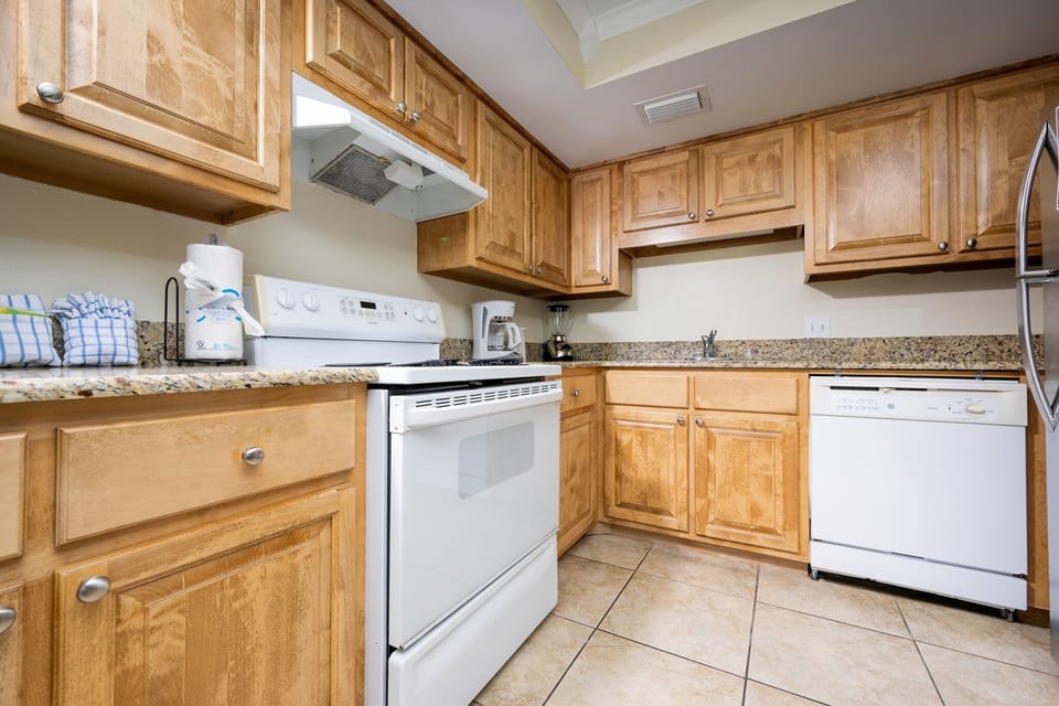 Condo, 1 Bedroom | Private kitchen | Fridge, oven, coffee/tea maker