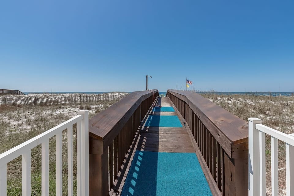 Condo, 2 Bedrooms | Property grounds