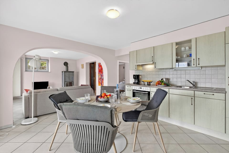 Family Apartment, 2 Bedrooms, Mountainside (Panoramic Garden Lake View in Locarno) | Private kitchen