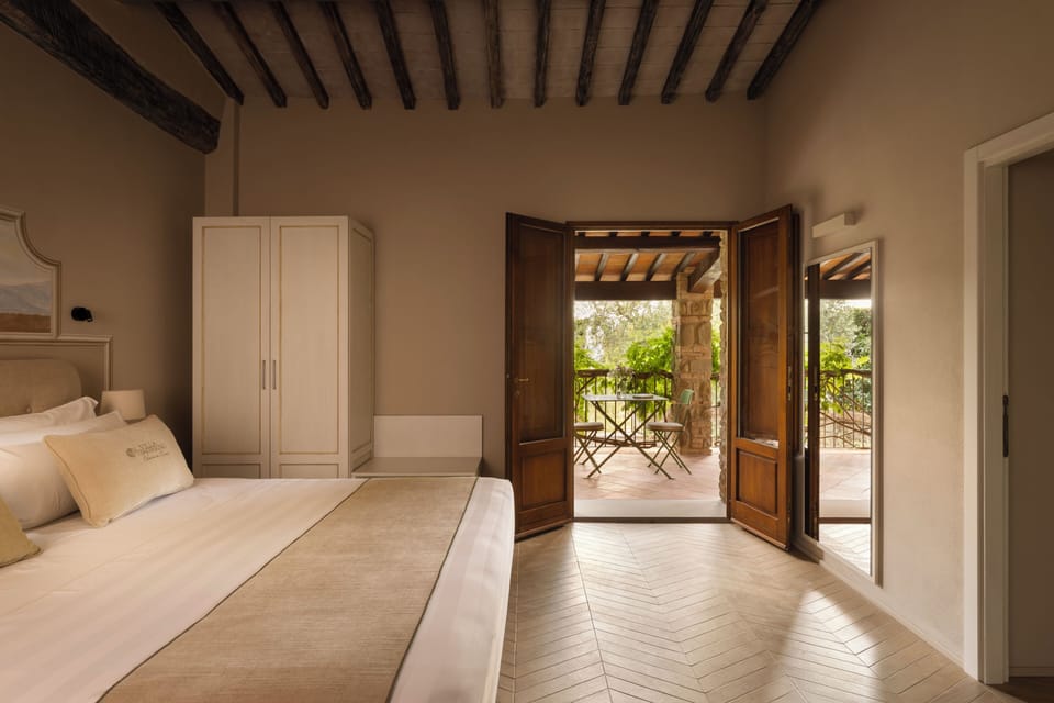 Deluxe Suite | In-room safe, iron/ironing board (on request), WiFi (free), bed sheets