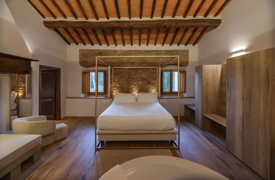 Deluxe Premium | In-room safe, iron/ironing board, free WiFi, bed sheets