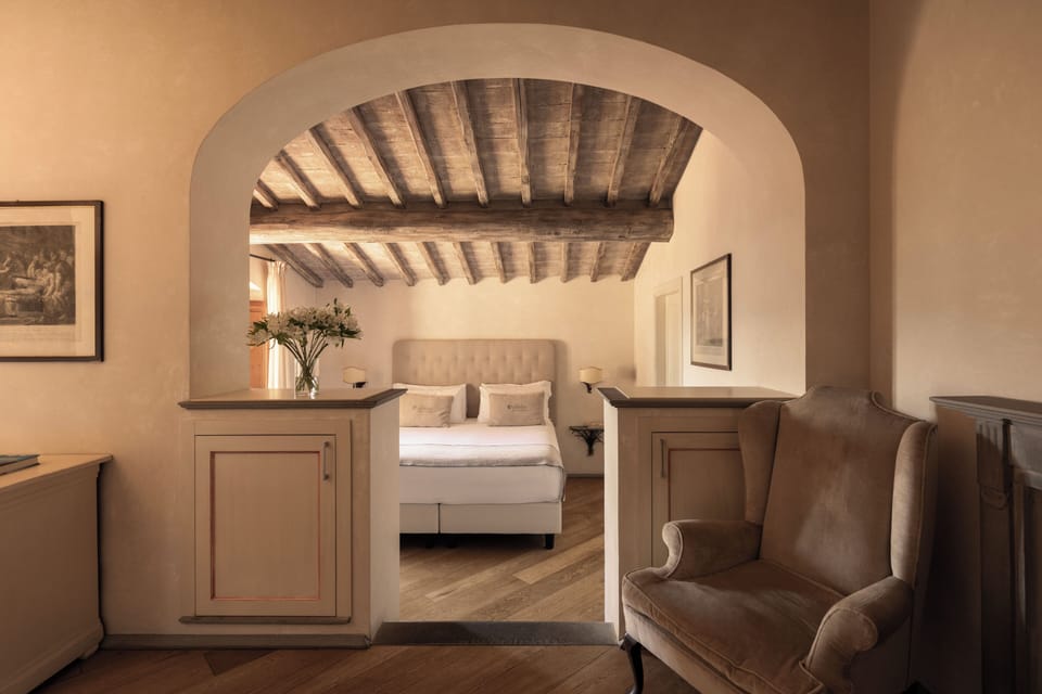 Suite | In-room safe, iron/ironing board (on request), WiFi (free), bed sheets