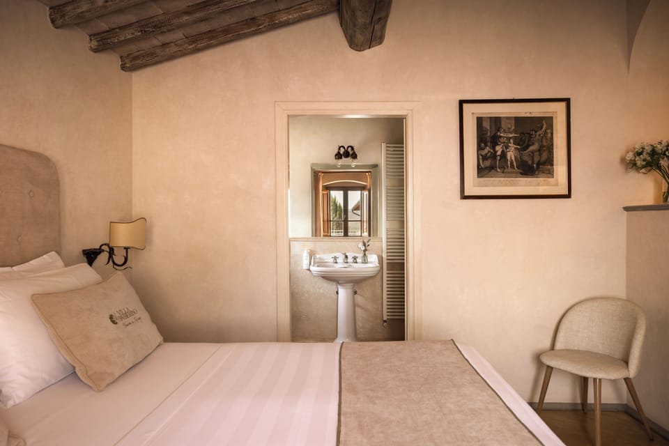 Suite | In-room safe, iron/ironing board (on request), WiFi (free), bed sheets