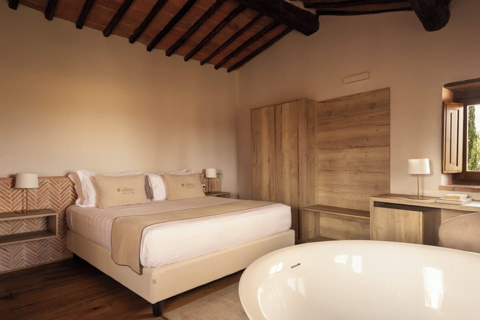 Deluxe Suite | In-room safe, iron/ironing board (on request), WiFi (free), bed sheets