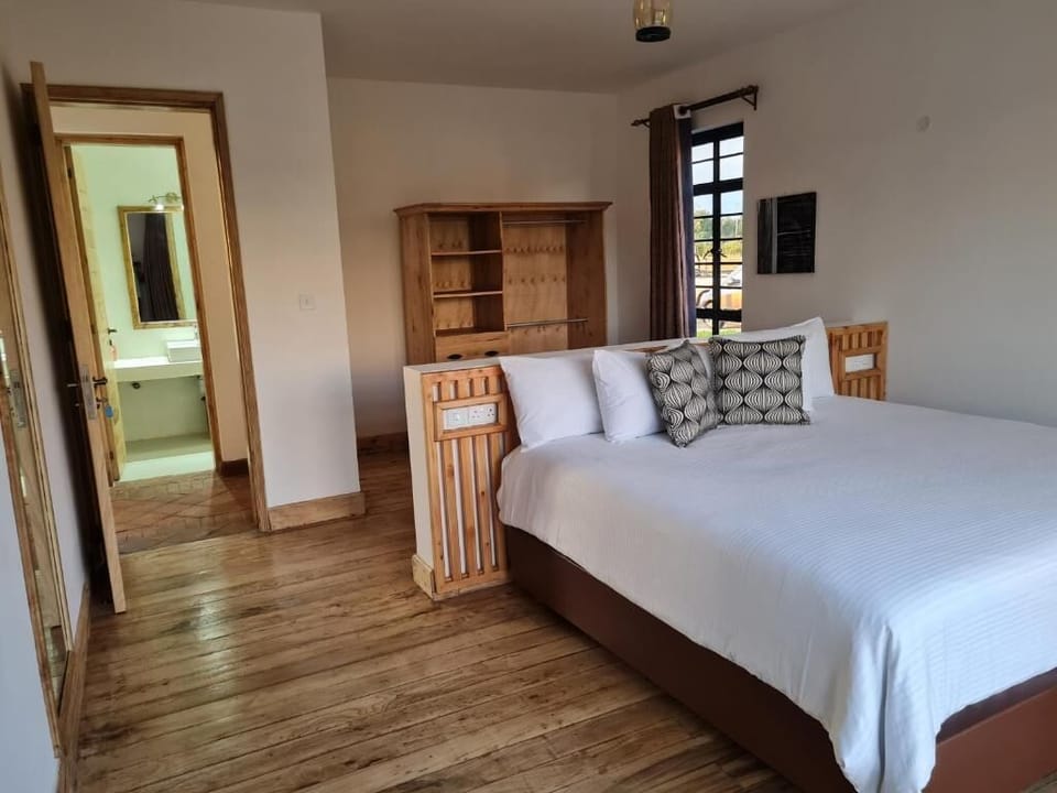 Deluxe Suite, Mountain View | Desk, laptop workspace, blackout drapes, iron/ironing board