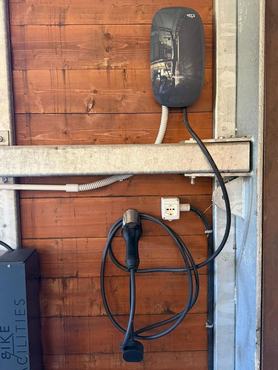 Electric vehicle charging station