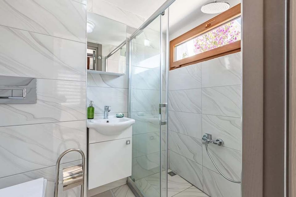 Premium Triple Room | Bathroom | Hair dryer, slippers, towels, soap