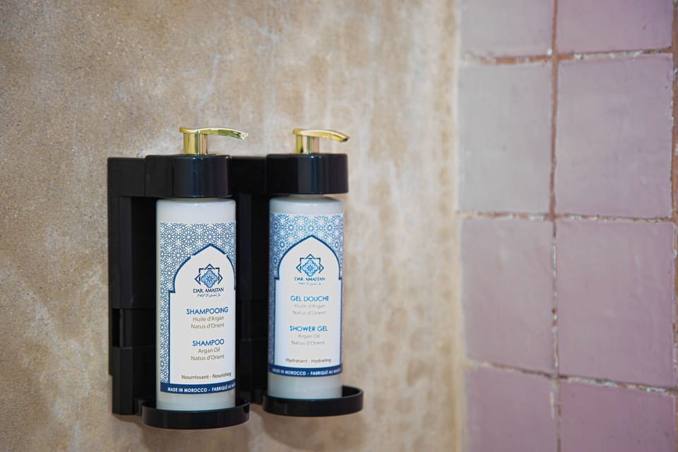 Deluxe Suite | Bathroom | Shower, hair dryer, towels, soap