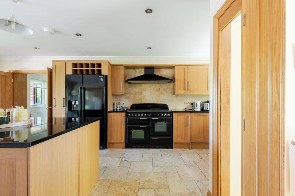 Luxury Bungalow, Patio, Garden View | Private kitchen