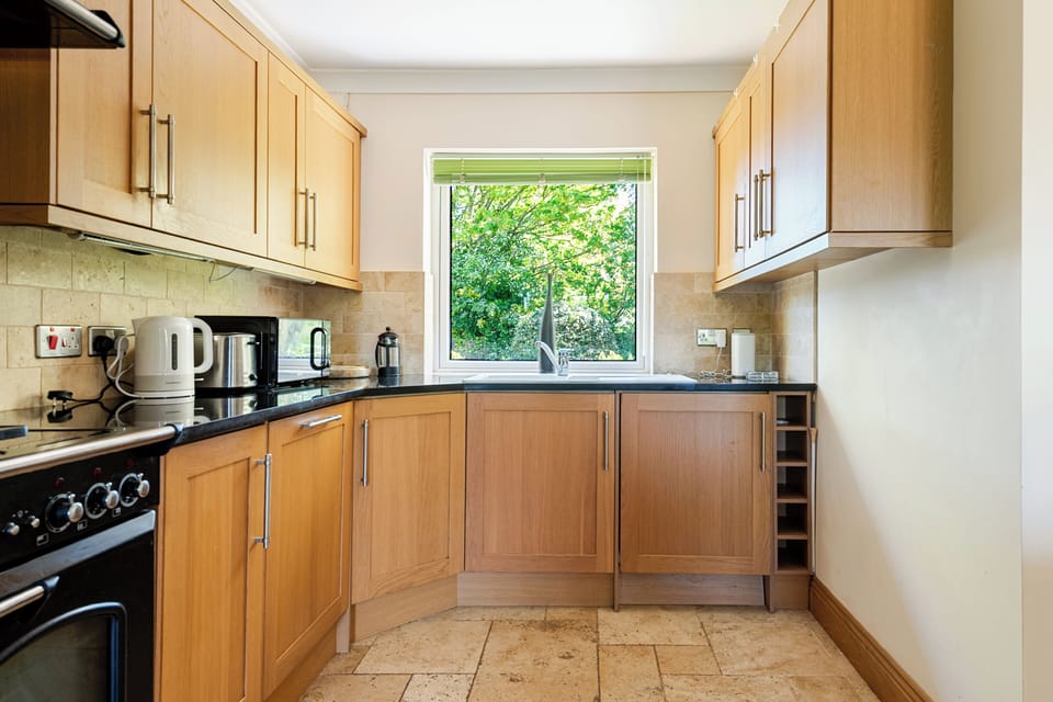 Luxury Bungalow, Patio, Garden View | Private kitchen
