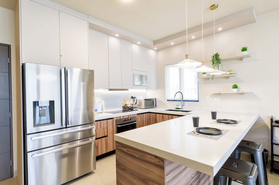 Deluxe Suite, City View | Private kitchen | Full-size fridge, microwave, stovetop, blender