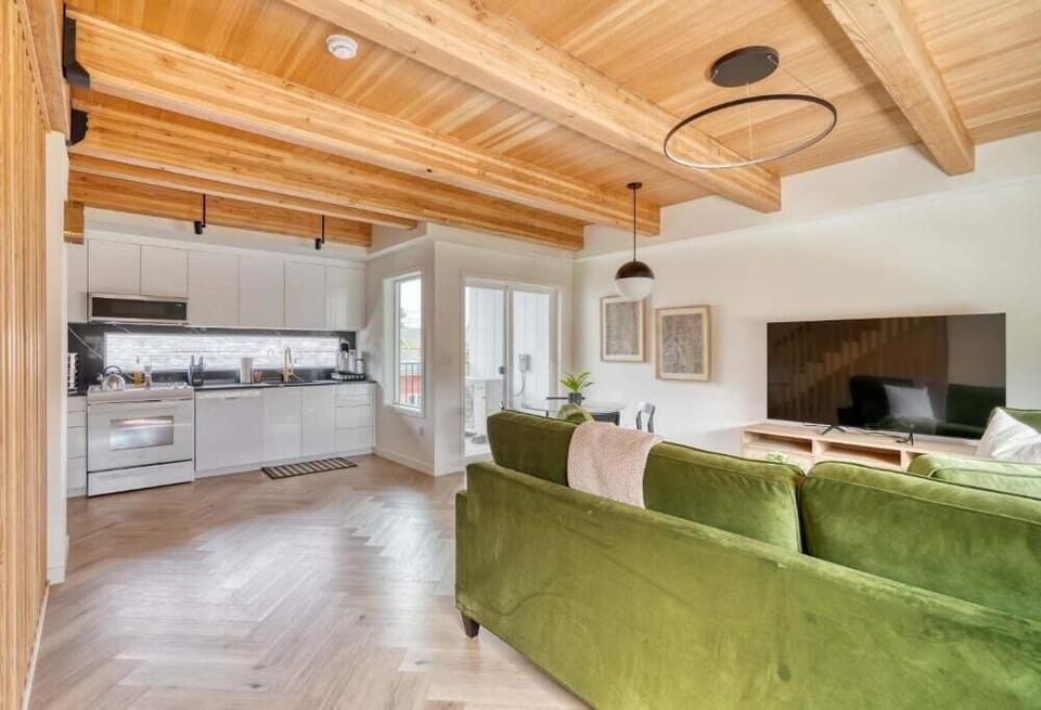 Deluxe Townhome | Living area