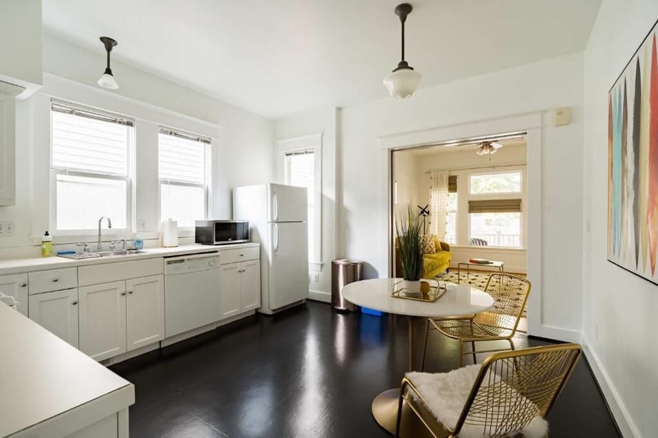 Basic Apartment | Private kitchen | Cookware/dishes/utensils