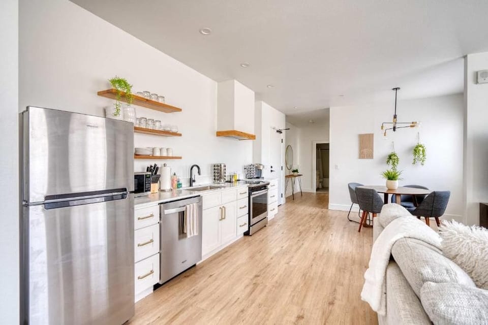 Basic Apartment | Private kitchen | Fridge, microwave, dishwasher, cookware/dishes/utensils
