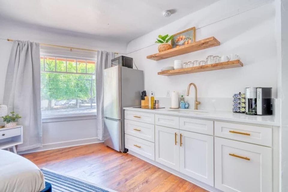 Classic Studio | Private kitchen | Fridge, cookware/dishes/utensils