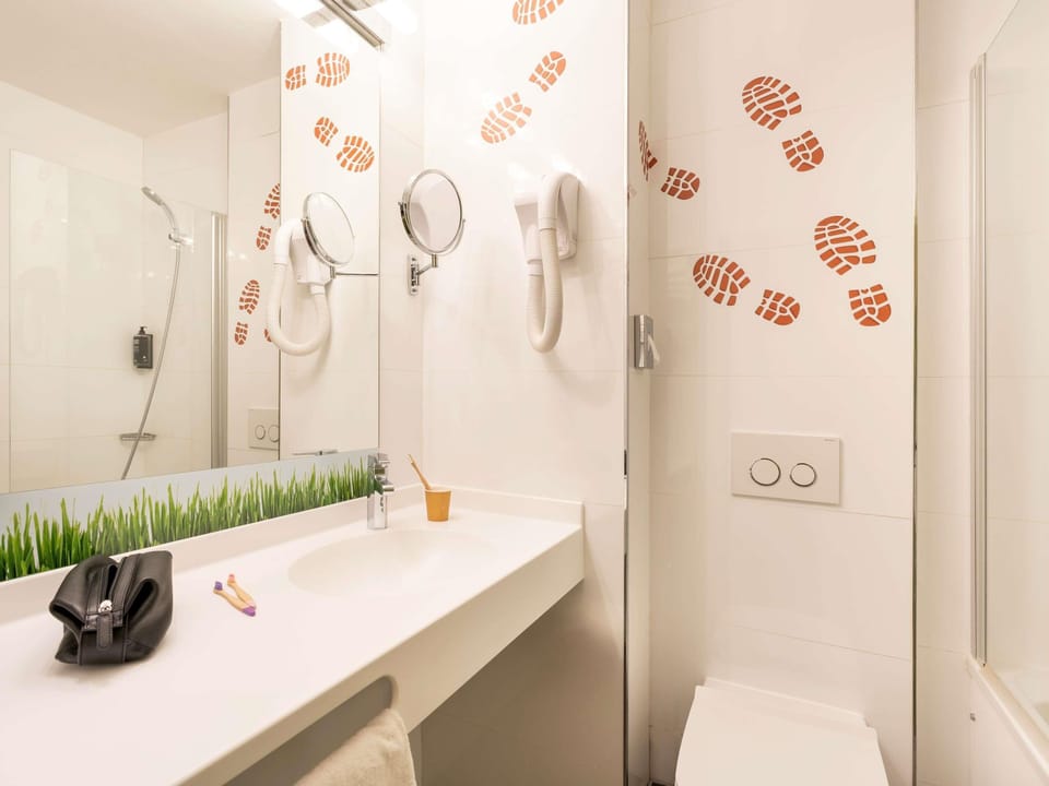 Standard Room, 2 Twin Beds | Premium bedding, Select Comfort beds, desk, laptop workspace