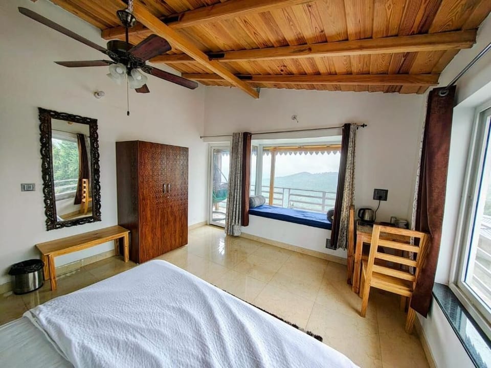 Desk, laptop workspace, iron/ironing board, free WiFi