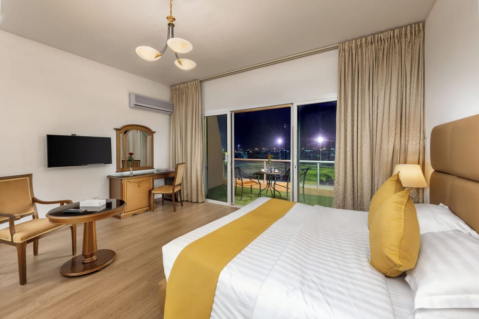 Studio, 1 King Bed, Balcony, Garden View | Desk, laptop workspace, WiFi (free), bed sheets