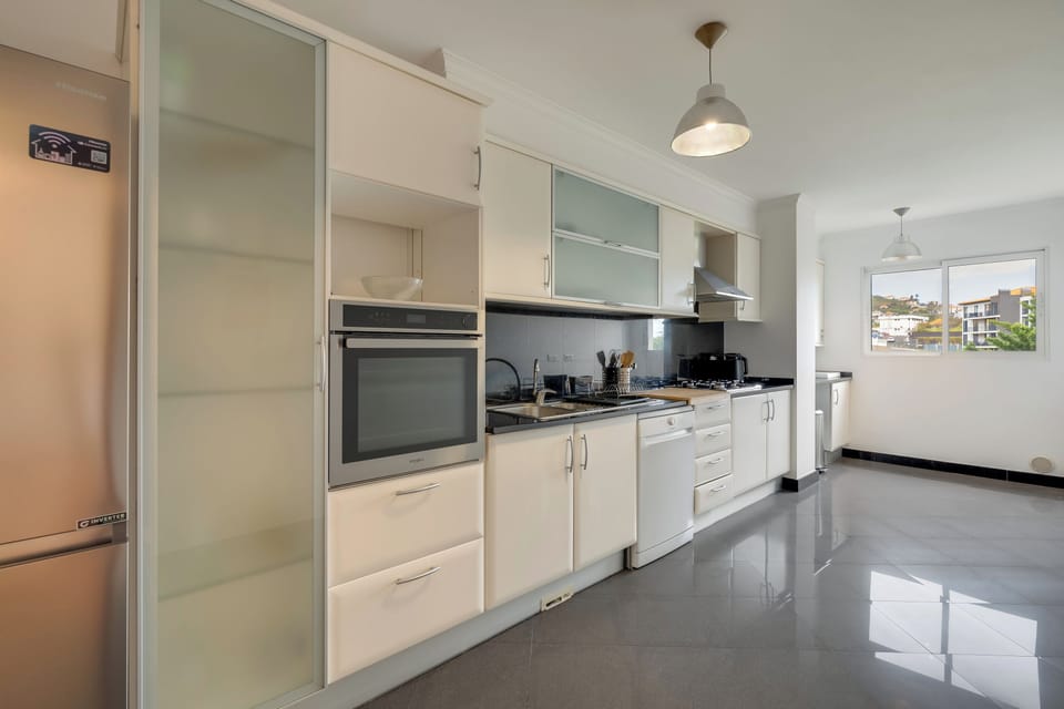 Comfort Apartment, City View | Private kitchen | Fridge, microwave, oven, stovetop