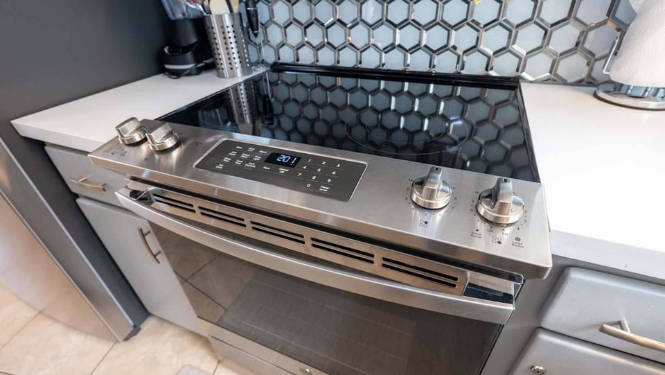 House, 2 Bedrooms | Private kitchen | Fridge, oven, coffee/tea maker, toaster