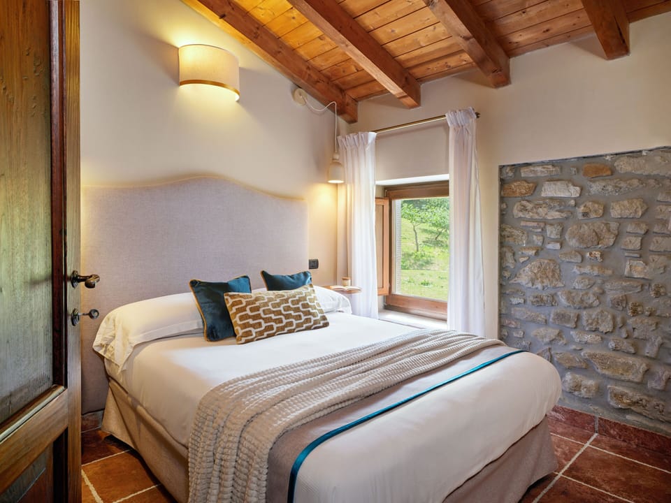 Room, 1 Queen Bed | Free WiFi