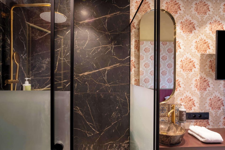Basic Double Room | Bathroom | Shower, hair dryer, towels, soap