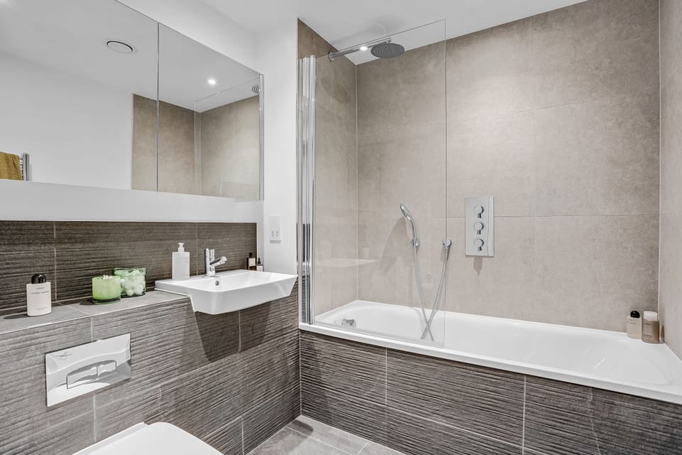 Stylish Two-bedroom Flat With a Large Balcony Apartment in London