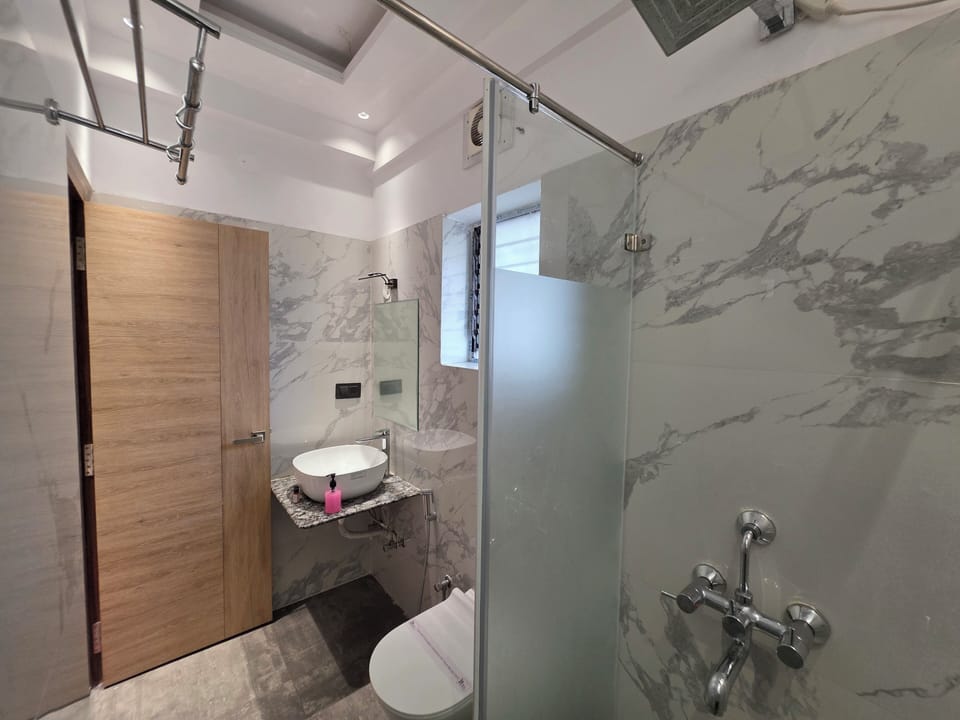Shower, rainfall showerhead, free toiletries, hair dryer