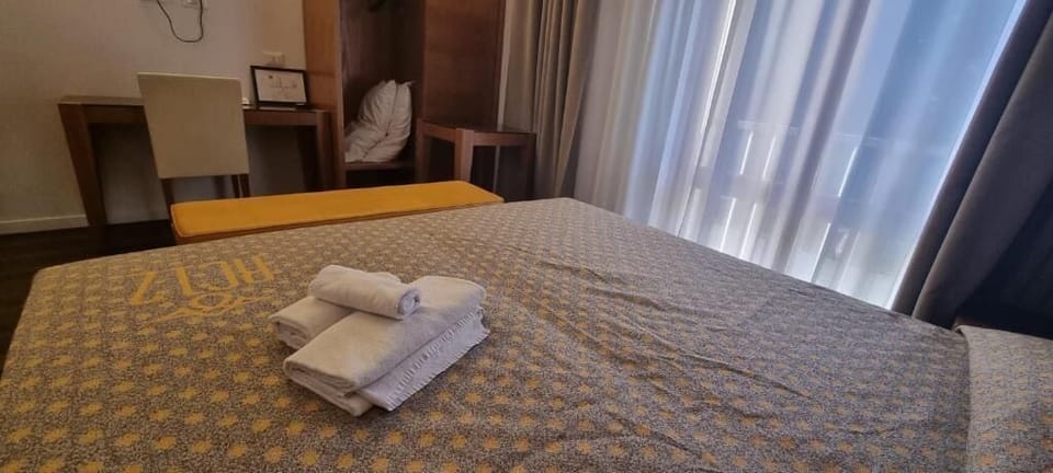 Classic Room | In-room safe, desk, blackout drapes, iron/ironing board