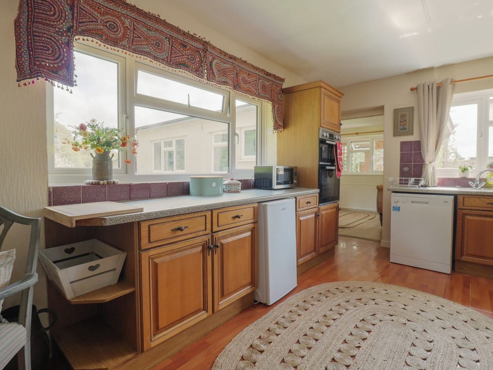 Dishwasher, cookware/dishes/utensils
