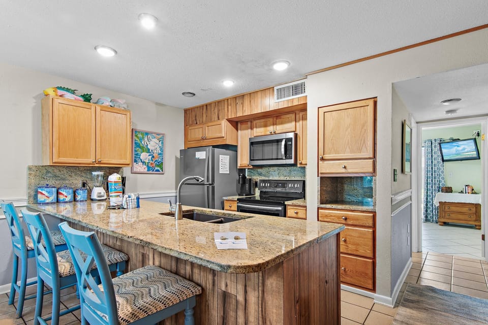 House, Multiple Beds (Blue Surf 19) | Private kitchen