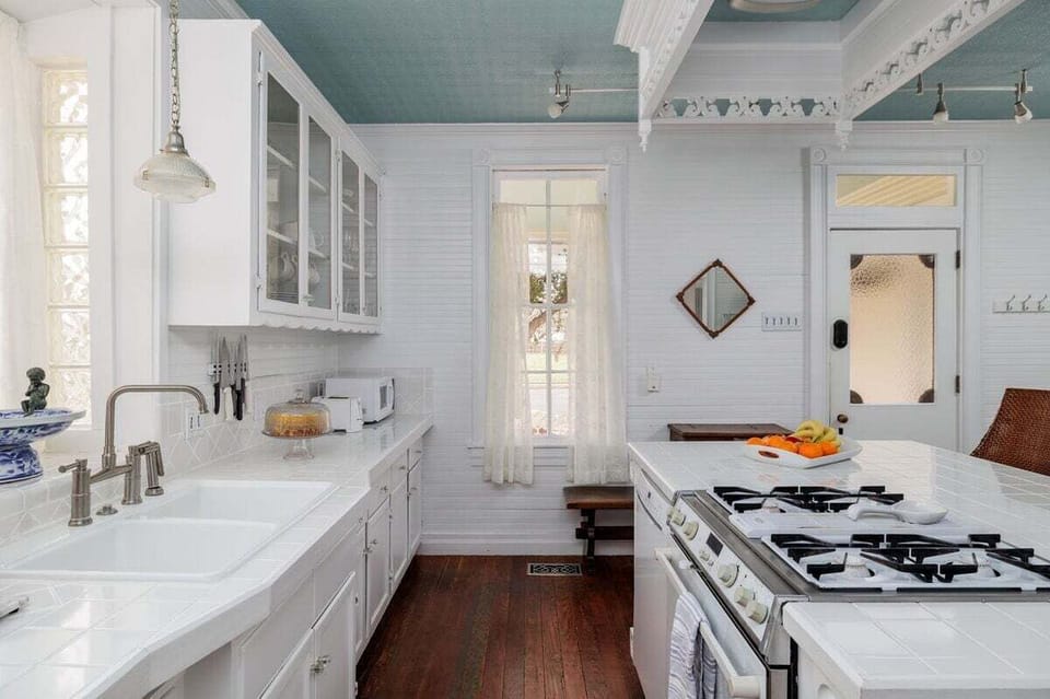 House, Multiple Beds, Patio, Garden View (Sunny Charming Retreat: Wine ) | Private kitchen | Dining tables