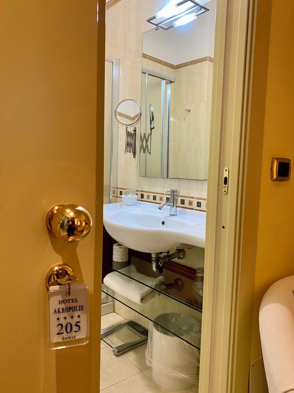 Deluxe Double or Twin Room | Bathroom | Combined shower/tub, jetted tub, designer toiletries, hair dryer
