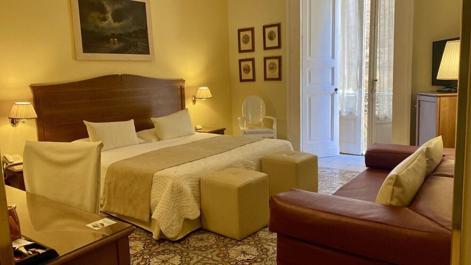 Junior Suite | Hypo-allergenic bedding, minibar, in-room safe, desk