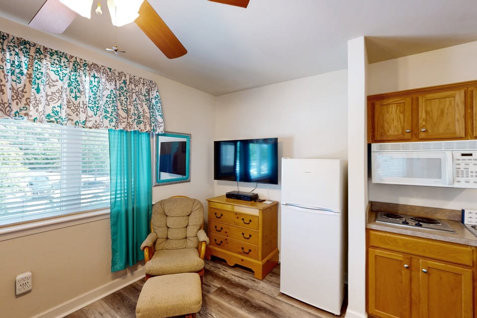 Studio, 1 King Bed, Pool Access, Garden View (The Pointe - Serenity Shores - 3204) | Private kitchen | Coffee/tea maker, fridge, microwave, oven