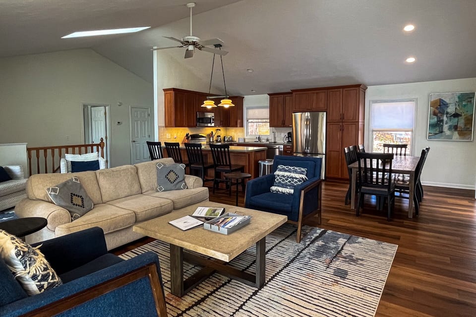 House, Multiple Beds, Hot Tub (LakeDaze) | Living area