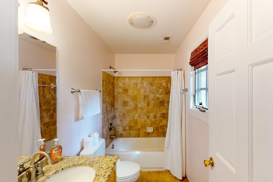 Bears Den at Acorn Dr - Spacious pet Friendly Cottage With Balcony, Dock, and hot tub Cottage in Smith Mountain Lake