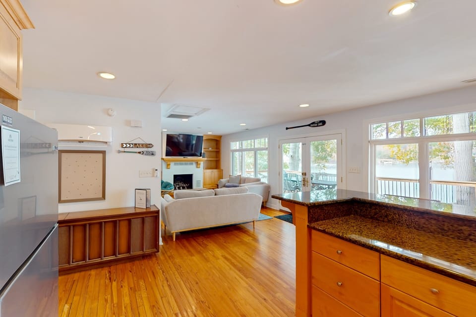 Cottage, Multiple Beds, Hot Tub (Bears Den at Acorn Dr) | Living area