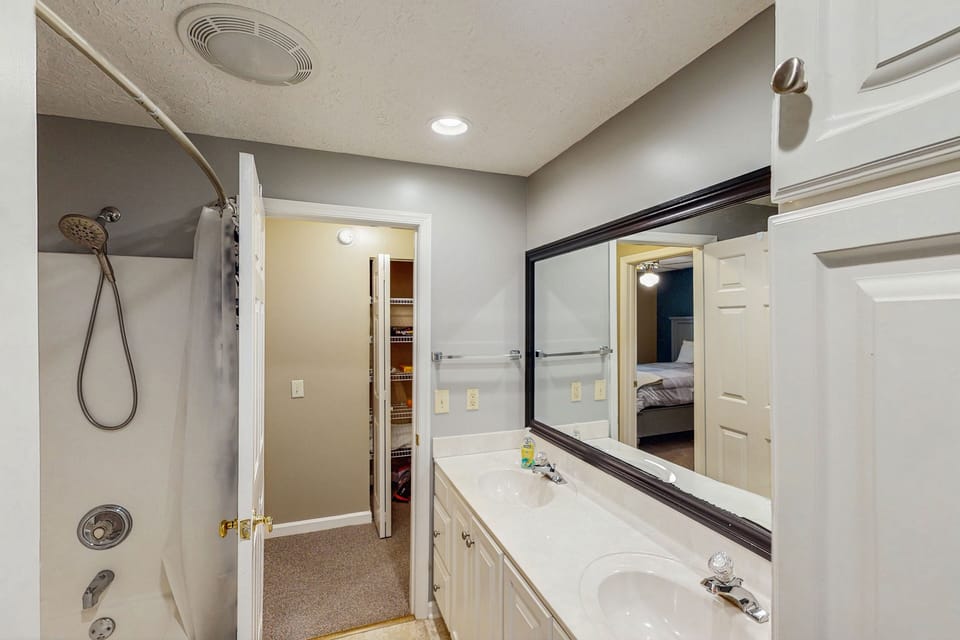 Pawsitive Retreat - Pet Friendly Home With Enclosed Yard, hot Tub, 2 Kayaks, 2 Sups & Inflatables House in Smith Mountain Lake