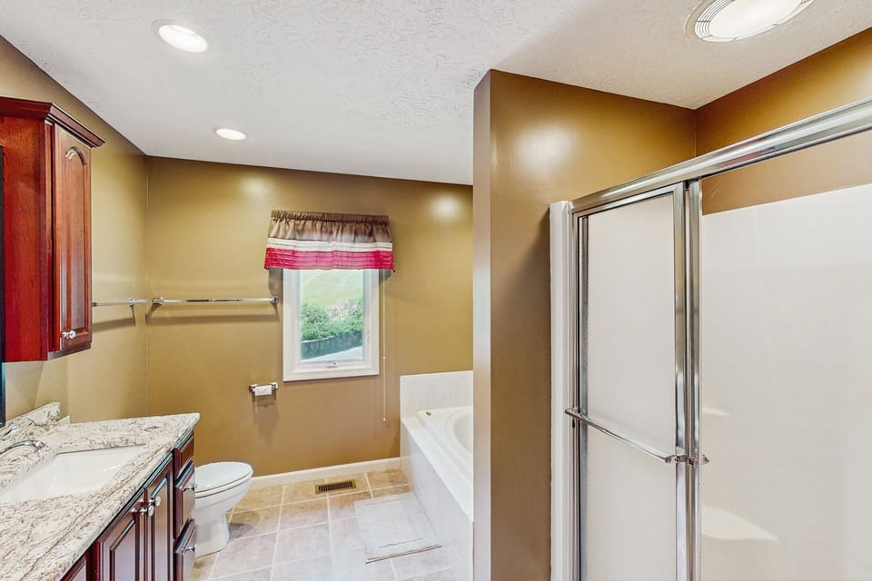 Pawsitive Retreat - Pet Friendly Home With Enclosed Yard, hot Tub, 2 Kayaks, 2 Sups & Inflatables House in Smith Mountain Lake