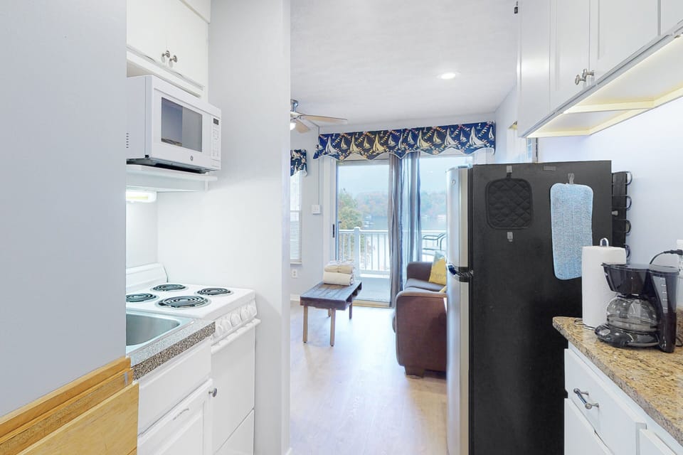 Condo, 1 Queen Bed (Sunset Landing) | Private kitchen