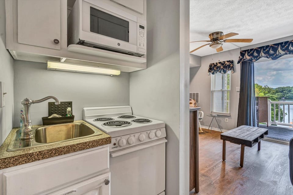 Condo, 1 Queen Bed (Sunset Landing) | Private kitchen