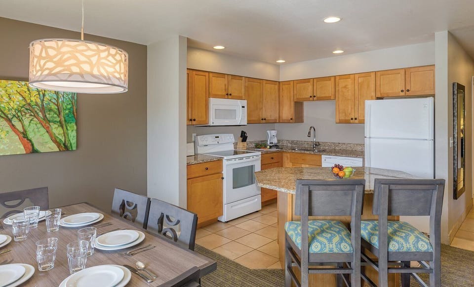Full-size fridge, microwave, oven, stovetop
