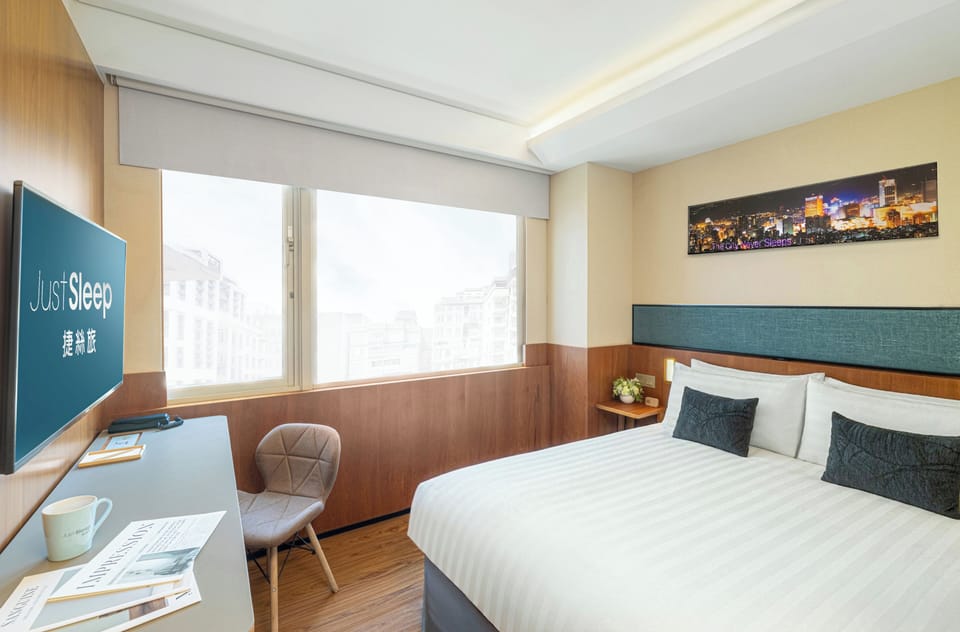 Standard King | In-room safe, desk, blackout drapes, soundproofing