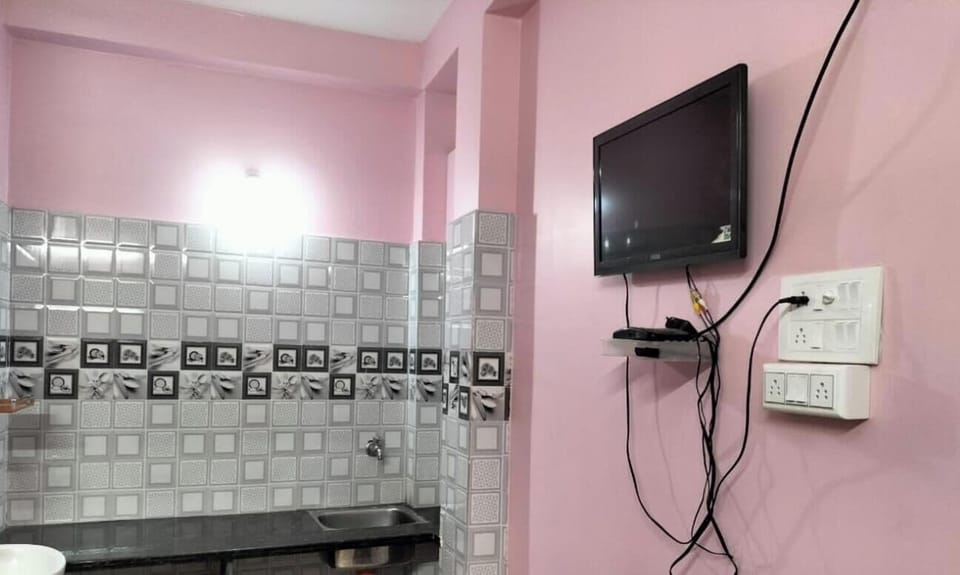 Deluxe Room, City View | Bathroom | Shower, free toiletries, towels, soap