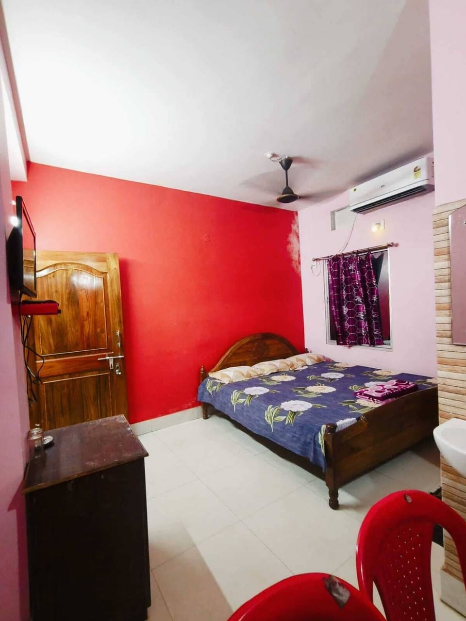 Deluxe Room, City View | Desk
