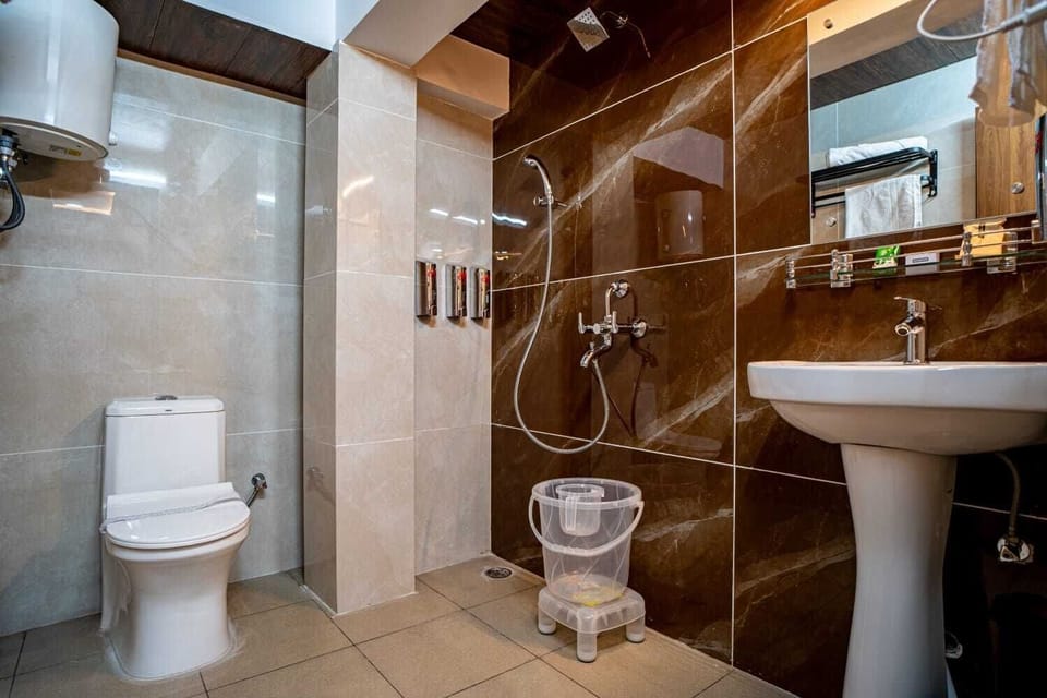 Deluxe Room | Bathroom | Shower, free toiletries, slippers, bidet